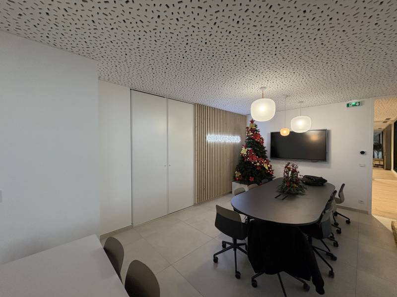 Faux plafond en plaques de plâtre acoustiques perforées pour espaces tertiaires proche de Montpellier