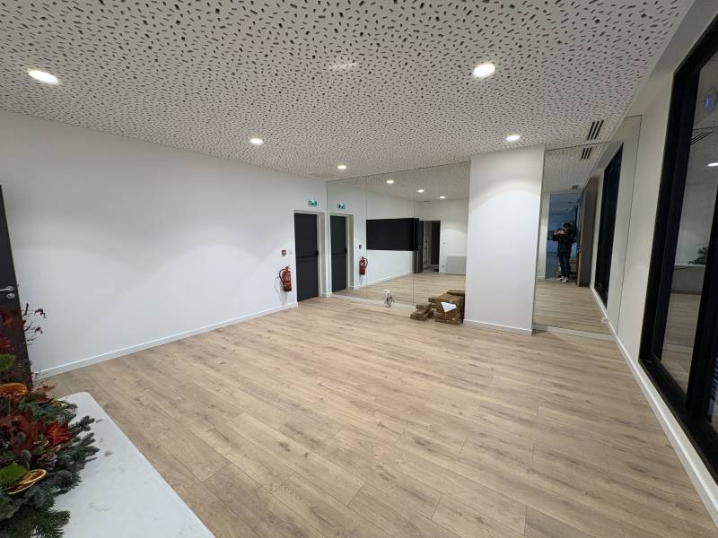 Réalisation de plafond acoustique architectural en BTP second œuvre à Sète