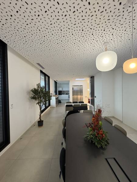 Pose de faux plafond acoustique type Knauf Delta dans des bureaux à Sète