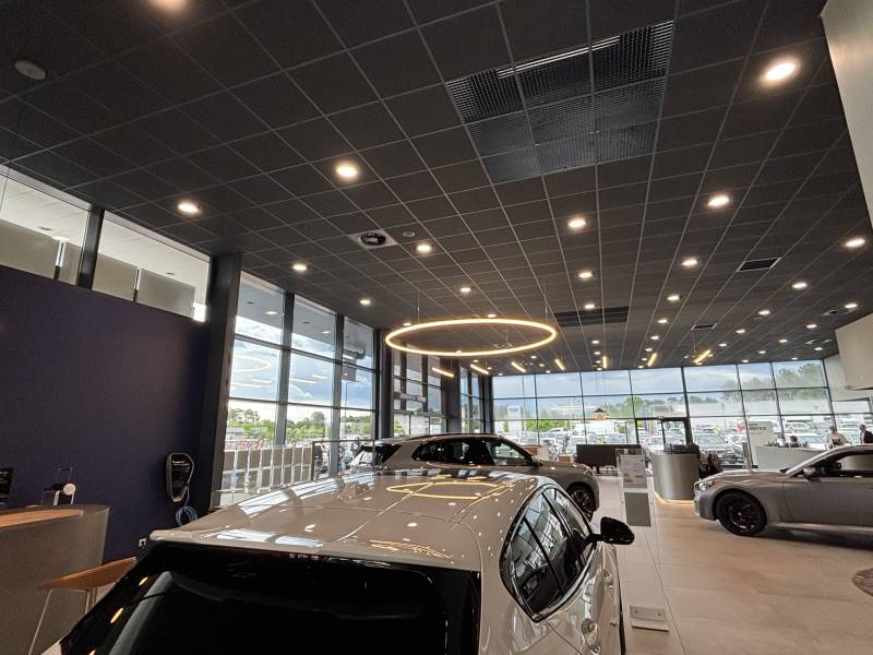 Installation de faux plafond en dalles pour concession automobile à Montpellier
