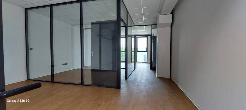 Création d'un escalier en acier en harmonie avec les bureaux sur mezzanine en cloison vitrée : Un mariage de robustesse et d'élégance