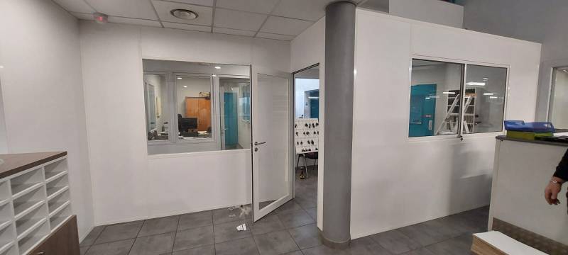 Aménagement intérieur professionnel en cloison aluminium à Vergèze