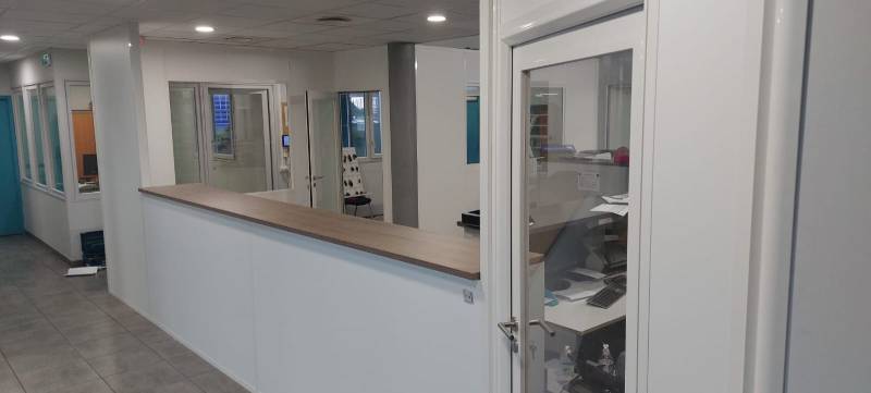 Cloison aluminium blanche avec banque d’accueil sur mesure à Vergèze (Gard)