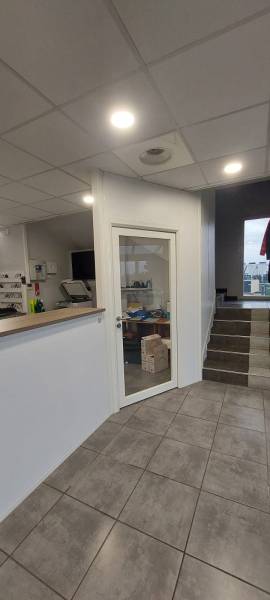 Réalisation de banque d’accueil en cloison aluminium blanche – Vergèze (30)