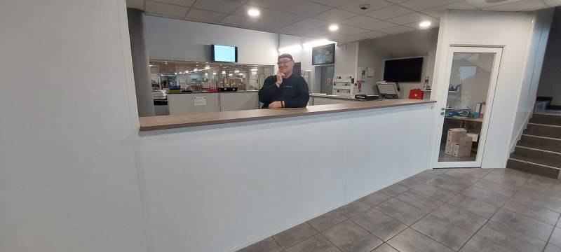 Cloison aluminium blanche avec plan de travail intégré à Vergèze