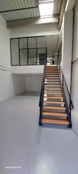 Création d'un escalier en acier en harmonie avec les bureaux sur mezzanine en cloison vitrée : Un mariage de robustesse et d'élégance