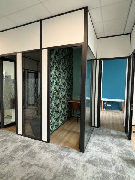 Cloison aluminium vitrée toute hauteur pour aménagement de bureaux tertiaires à Montpellier
