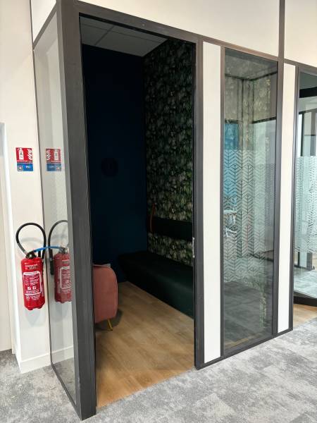 Cloison aluminium vitrée toute hauteur pour aménagement de bureaux tertiaires à Montpellier