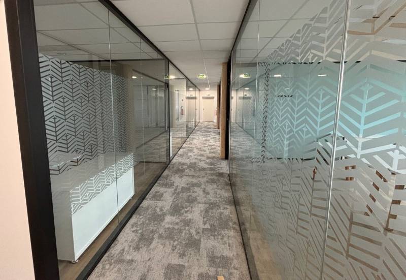 Cloison aluminium vitrée toute hauteur pour aménagement de bureaux tertiaires à Montpellier