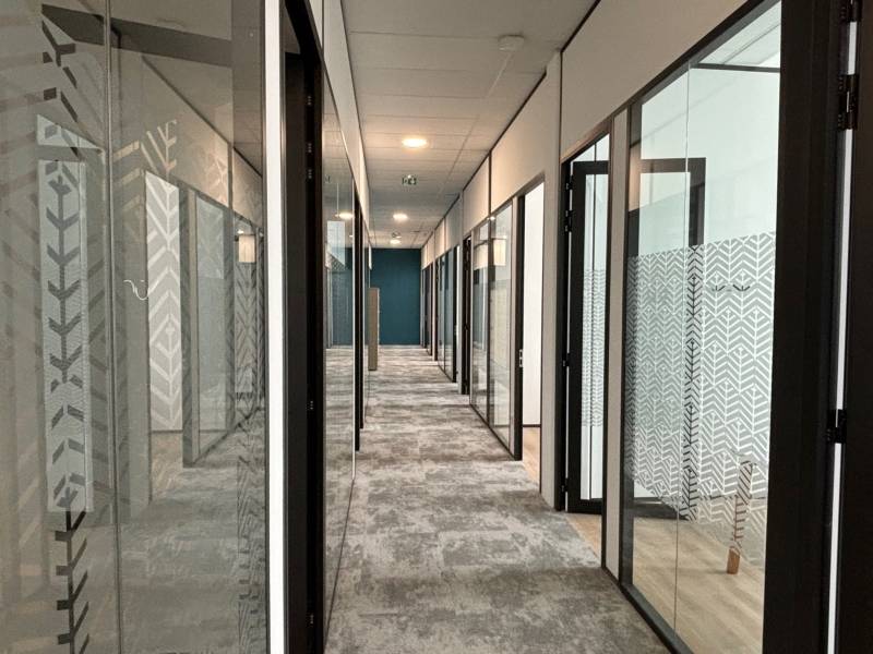Cloison aluminium vitrée toute hauteur pour aménagement de bureaux tertiaires à Montpellier