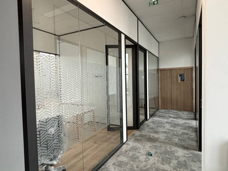 Cloison aluminium vitrée toute hauteur pour aménagement de bureaux tertiaires à Montpellier