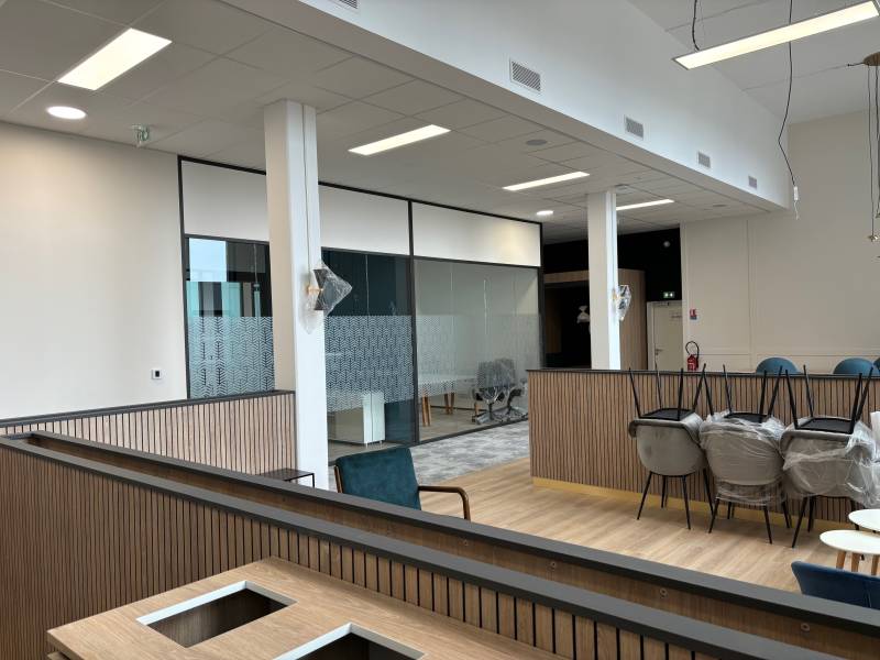 Cloison aluminium vitrée toute hauteur pour aménagement de bureaux tertiaires à Montpellier
