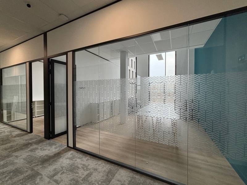Cloison aluminium vitrée toute hauteur pour aménagement de bureaux tertiaires à Montpellier