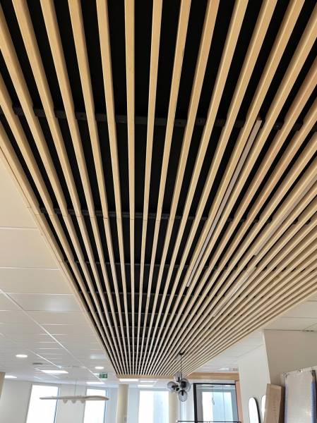 Création d'une bande de faux plafonds type claustra bois pour des bureaux à Montpellier - 34 Hérault