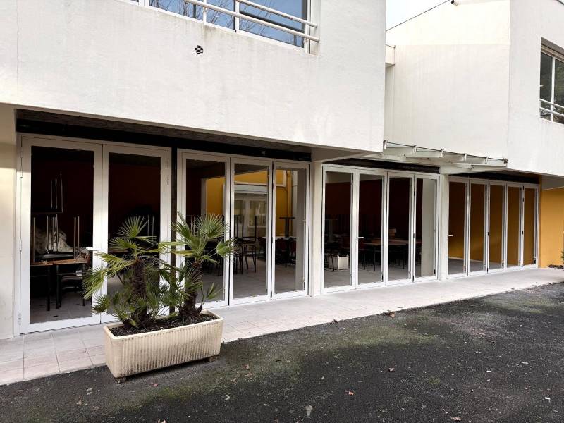 Installation de portes repliables aluminium type Ambial à Montpellier